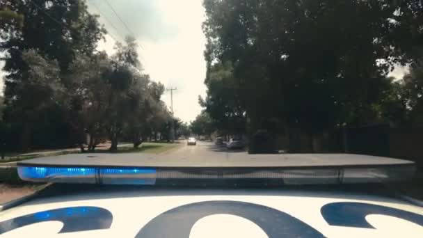 Таймелапс Поліцейського Автомобіля Синіми Червоними Вогнями Проїжджають Міськими Вулицями — стокове відео