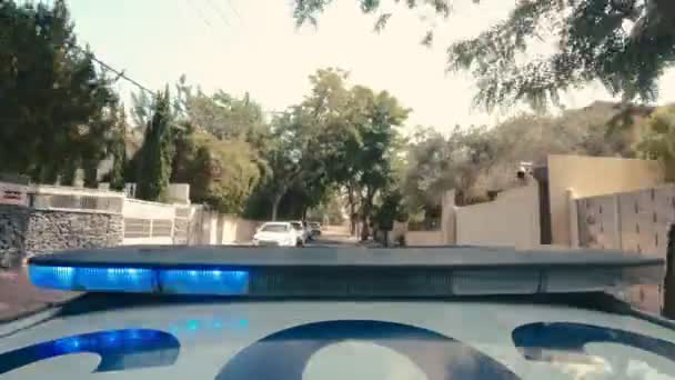 Timelapse Carro Polícia Com Luzes Azuis Vermelhas Dirigindo Pelas Ruas — Vídeo de Stock