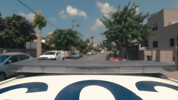 Автомобиль Полиции Синим Красным Огнями Проезжающий Улицам Города — стоковое видео