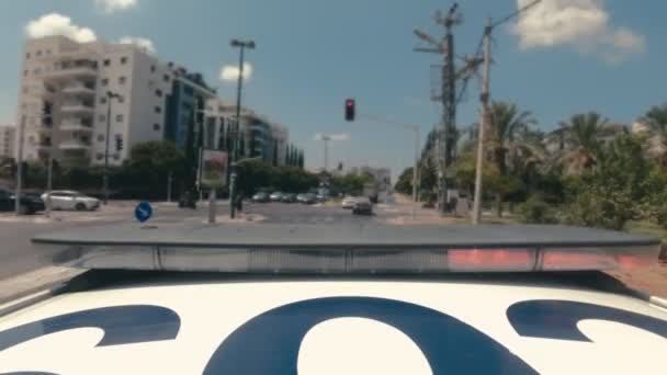 市内を走る青信号と赤信号の警察車両のタイムラプス — ストック動画