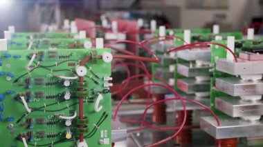 Elektronik cihazın içindeki elektronik bileşenler ve kondansatörler