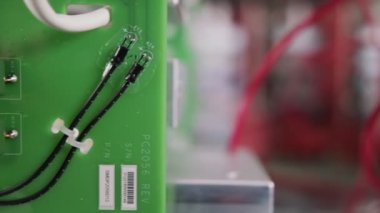 Elektronik cihazın içindeki elektronik bileşenler ve kondansatörler