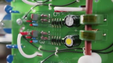 Elektronik cihazın içindeki elektronik bileşenler ve kondansatörler