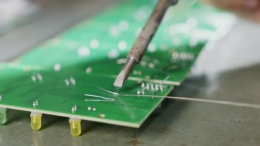 Elektronik cihazın içindeki elektronik bileşenler ve kondansatörler
