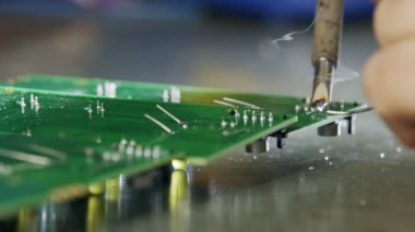 Elektronik cihazın içindeki elektronik bileşenler ve kondansatörler