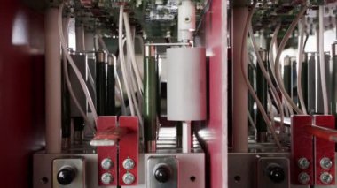 Elektronik cihazın içindeki elektronik bileşenler ve kondansatörler