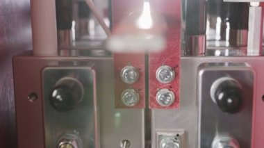 Elektronik cihazın içindeki elektronik bileşenler ve kondansatörler