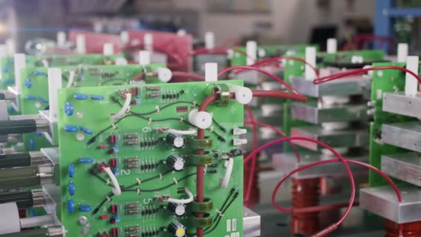 Elektronische Bauteile Und Kondensatoren Einem Elektronischen Gerät — Stockvideo