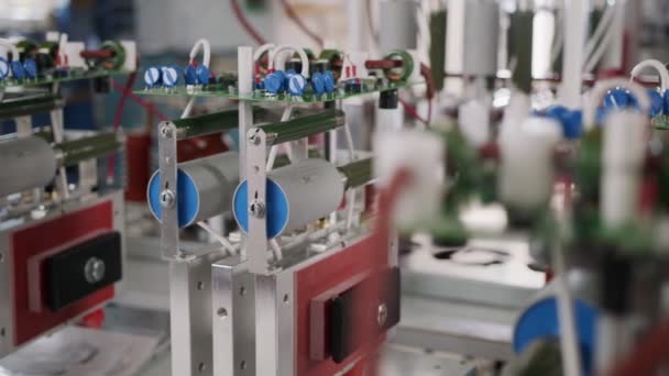 Elektronische Bauteile Und Kondensatoren Einem Elektronischen Gerät — Stockvideo