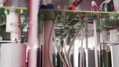 Elektronik cihazın içindeki elektronik bileşenler ve kondansatörler