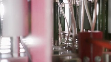 Elektronik cihazın içindeki elektronik bileşenler ve kondansatörler