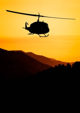 Amerikan kamu hizmeti askeri helikopteri uçuşta
