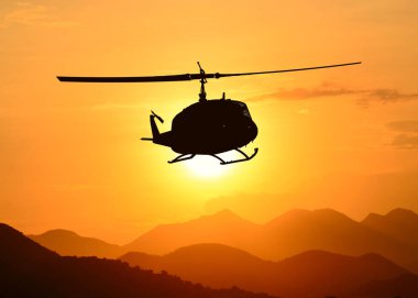 Amerikan kamu hizmeti askeri helikopteri uçuşta