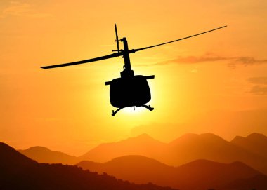 Amerikan kamu hizmeti askeri helikopteri uçuşta