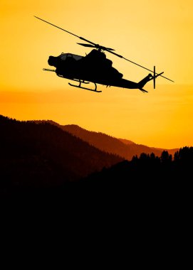 Uçuş sırasında Amerikan saldırı helikopteri silueti