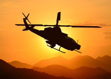 Uçuş sırasında Amerikan saldırı helikopteri silueti