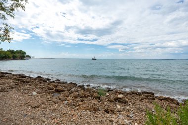 Mavi gökyüzü ile güzel bir Türk plajında mavi deniz