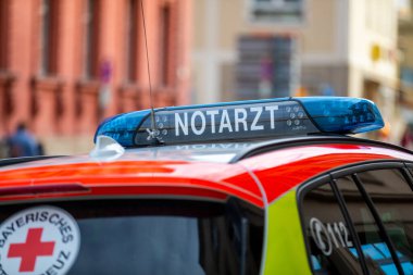 WUERZBURG, GERMANY - 31 Ekim 2021: Bavyera Kızıl Haçı 'ndan bir Alman ambulansı bir caddenin yanında duruyor.