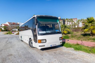 Antalya, Türkiye - 18 Ocak 2020: Antalya 'da bir sokakta Türk otobüsü