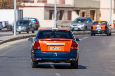 Hurghada, Mısır - 30 Ocak 2022: Hurghada, Mısır 'da taksi sürüyor.