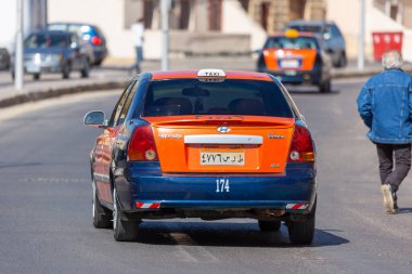 Hurghada, Mısır - 30 Ocak 2022: Hurghada, Mısır 'da taksi sürüyor.