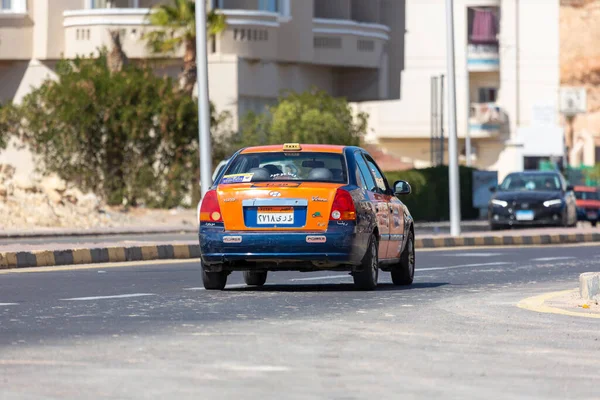 Hurghada, Mısır - 30 Ocak 2022: Hurghada, Mısır 'da taksi sürüyor.