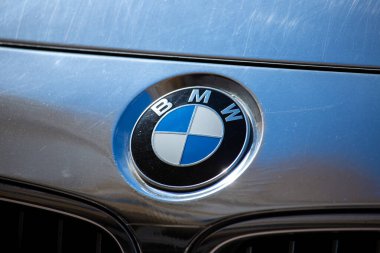 Münih, Almanya - 30 Ocak 2022 BMW bir BMW amblemi. BMW, 1945 yılına kadar otomobil ve motosiklet üreten bir Alman çokuluslu şirketidir..