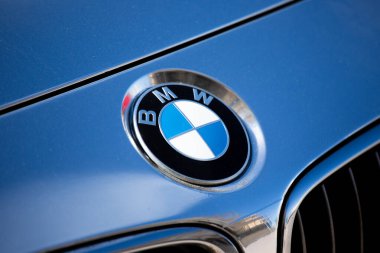 Münih, Almanya - 30 Ocak 2022 BMW bir BMW amblemi. BMW, 1945 yılına kadar otomobil ve motosiklet üreten bir Alman çokuluslu şirketidir..