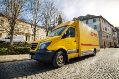 Weimar, Almanya - 21 Şubat 2022: DHL 'den Alman karavan paketleri yüklemek için bir yaya bölgesinde duruyor