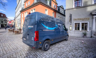 Weimar, Almanya - 21 Şubat 2022: Amazon Prime 'dan Mercedes Sprinter minibüsü paketleri yüklemek için yaya bölgesinde duruyor