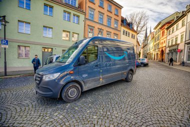 Weimar, Almanya - 21 Şubat 2022: Amazon Prime 'dan Mercedes Sprinter minibüsü paketleri yüklemek için yaya bölgesinde duruyor