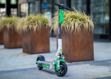Hannover - Almanya, 25 Nisan 2021 Lime 'dan elektrikli scooter. Neutron Holding, (İngilizce: Neutron Holding, Inc., Lime, kısaca LimeBike), ABD 'nin San Francisco şehrinde kurulmuş bir taşımacılık şirketidir..