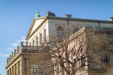 Hannover - Almanya - 25 Nisan 2021 Staatsoper Hannover, Almanya 'nın Aşağı Saksonya eyaletinin başkenti Hanover' de yer alan bir operadır..