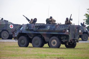 Feldkirchen, Almanya - 9 Haziran 2018: Alman zırhlı personel taşıyıcısı Fuchs, Feldkirchen, Almanya 'da Bundeswehr Günü' nde yola çıktı.