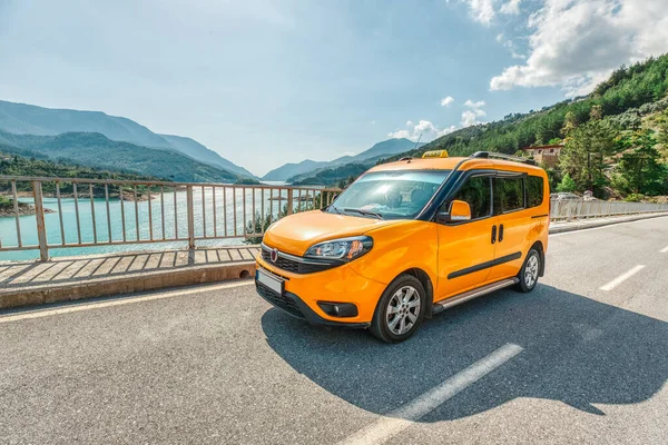 Türk taksi Dim Baraji nehrinde duruyor