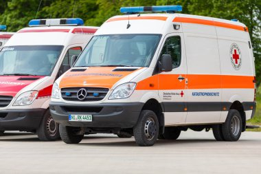 Nienburg / Weser, Almanya. 07 Mayıs 2022, Alman Kızıl Haçı 'ndan ambulans. Alman Kızıl Haçı (Almanca: 