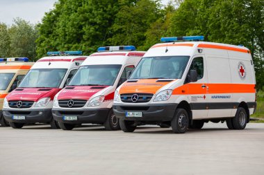 Nienburg / Weser, Almanya. 07 Mayıs 2022, Alman Kızıl Haçı 'ndan ambulans. Alman Kızıl Haçı (Almanca: 