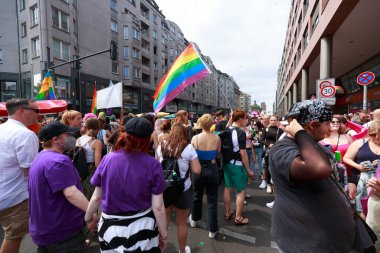 Berlin, Berlin / Almanya - 23.07.2022: Cristopher Street Day Parade. CSD, ayrımcılık ve dışlanmaya karşı düzenlenen yıllık Avrupa LGBTQ + kutlamaları ve gösterisidir..