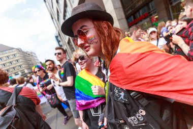 Berlin, Berlin / Almanya - 23.07.2022: Cristopher Street Day Parade. CSD, ayrımcılık ve dışlanmaya karşı düzenlenen yıllık Avrupa LGBTQ + kutlamaları ve gösterisidir..