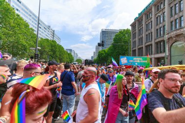 Berlin, Berlin / Almanya - 23.07.2022: Cristopher Street Day Parade. CSD, ayrımcılık ve dışlanmaya karşı düzenlenen yıllık Avrupa LGBTQ + kutlamaları ve gösterisidir..