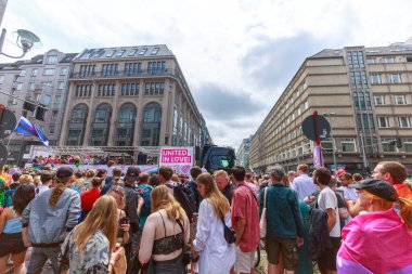 Berlin, Berlin / Almanya - 23.07.2022: Cristopher Street Day Parade. CSD, ayrımcılık ve dışlanmaya karşı düzenlenen yıllık Avrupa LGBTQ + kutlamaları ve gösterisidir..