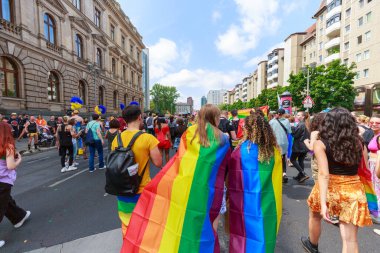 Berlin, Berlin / Almanya - 23.07.2022: Cristopher Street Day Parade. CSD, ayrımcılık ve dışlanmaya karşı düzenlenen yıllık Avrupa LGBTQ + kutlamaları ve gösterisidir..