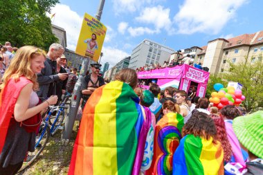 Berlin, Berlin / Almanya - 23.07.2022: Cristopher Street Day Parade. CSD, ayrımcılık ve dışlanmaya karşı düzenlenen yıllık Avrupa LGBTQ + kutlamaları ve gösterisidir..