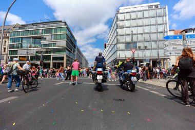 Berlin, Berlin / Almanya - 23.07.2022: Cristopher Street Day Parade. CSD, ayrımcılık ve dışlanmaya karşı düzenlenen yıllık Avrupa LGBTQ + kutlamaları ve gösterisidir..