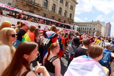 Berlin, Berlin / Almanya - 23.07.2022: Cristopher Street Day Parade. CSD, ayrımcılık ve dışlanmaya karşı düzenlenen yıllık Avrupa LGBTQ + kutlamaları ve gösterisidir..