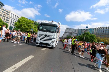 Berlin, Berlin / Almanya - 23.07.2022: Cristopher Street Day Parade. CSD, ayrımcılık ve dışlanmaya karşı düzenlenen yıllık Avrupa LGBTQ + kutlamaları ve gösterisidir..
