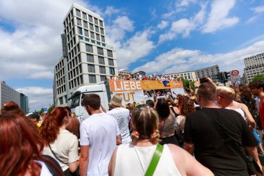 Berlin, Berlin / Almanya - 23.07.2022: Cristopher Street Day Parade. CSD, ayrımcılık ve dışlanmaya karşı düzenlenen yıllık Avrupa LGBTQ + kutlamaları ve gösterisidir..