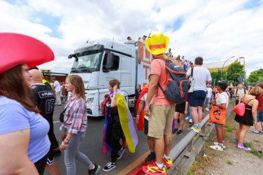 Berlin, Berlin / Almanya - 23.07.2022: Cristopher Street Day Parade. CSD, ayrımcılık ve dışlanmaya karşı düzenlenen yıllık Avrupa LGBTQ + kutlamaları ve gösterisidir..