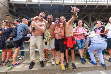 Berlin, Berlin / Almanya - 23.07.2022: Cristopher Street Day Parade. CSD, ayrımcılık ve dışlanmaya karşı düzenlenen yıllık Avrupa LGBTQ + kutlamaları ve gösterisidir..