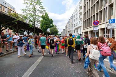 Berlin, Berlin / Almanya - 23.07.2022: Cristopher Street Day Parade. CSD, ayrımcılık ve dışlanmaya karşı düzenlenen yıllık Avrupa LGBTQ + kutlamaları ve gösterisidir..